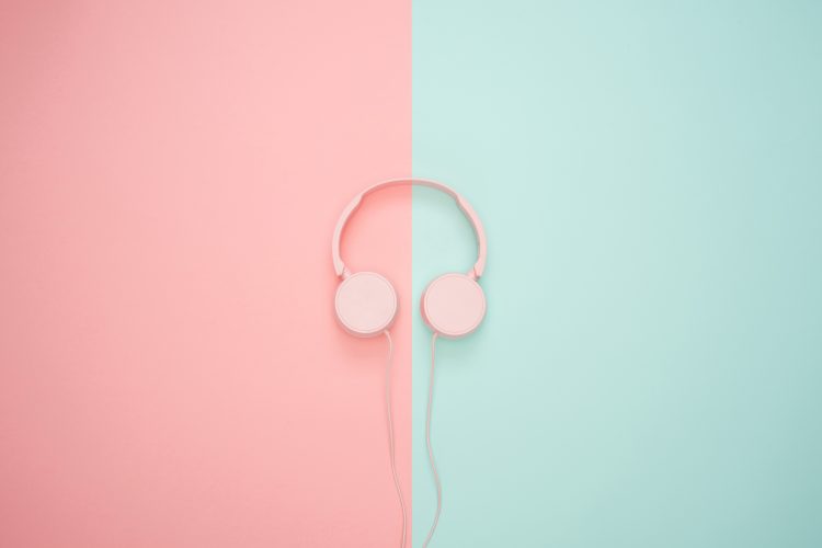 a picture of some headphones